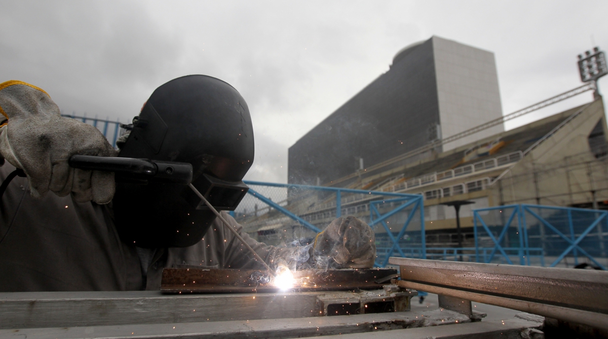 Operário trabalha nas obras do Sambódromo. Estrutura de iluminação e incêndio prometem ser melhoradas, com sinalizações de emergência - Luciano Belford