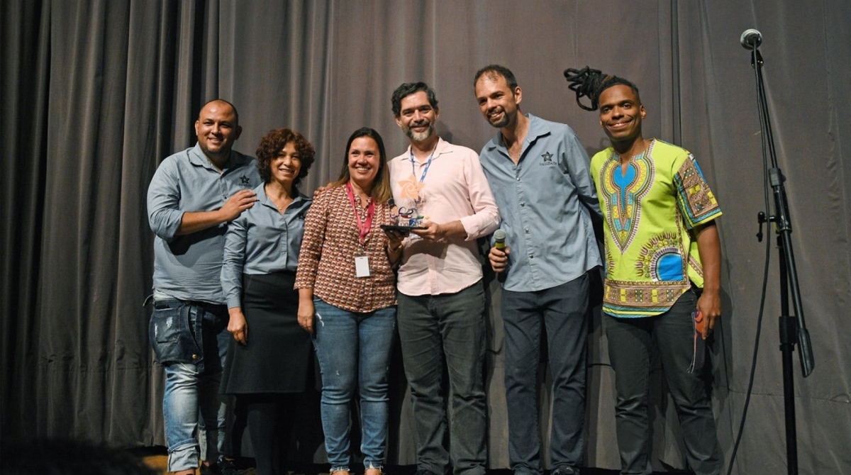 Os produtores e Rafael Mike com os representantes do SESC