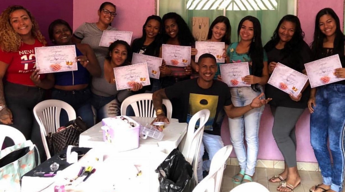 Wallace Costa virou referência em unhas na comunidade Kelson's com serviços e cursos de manicure