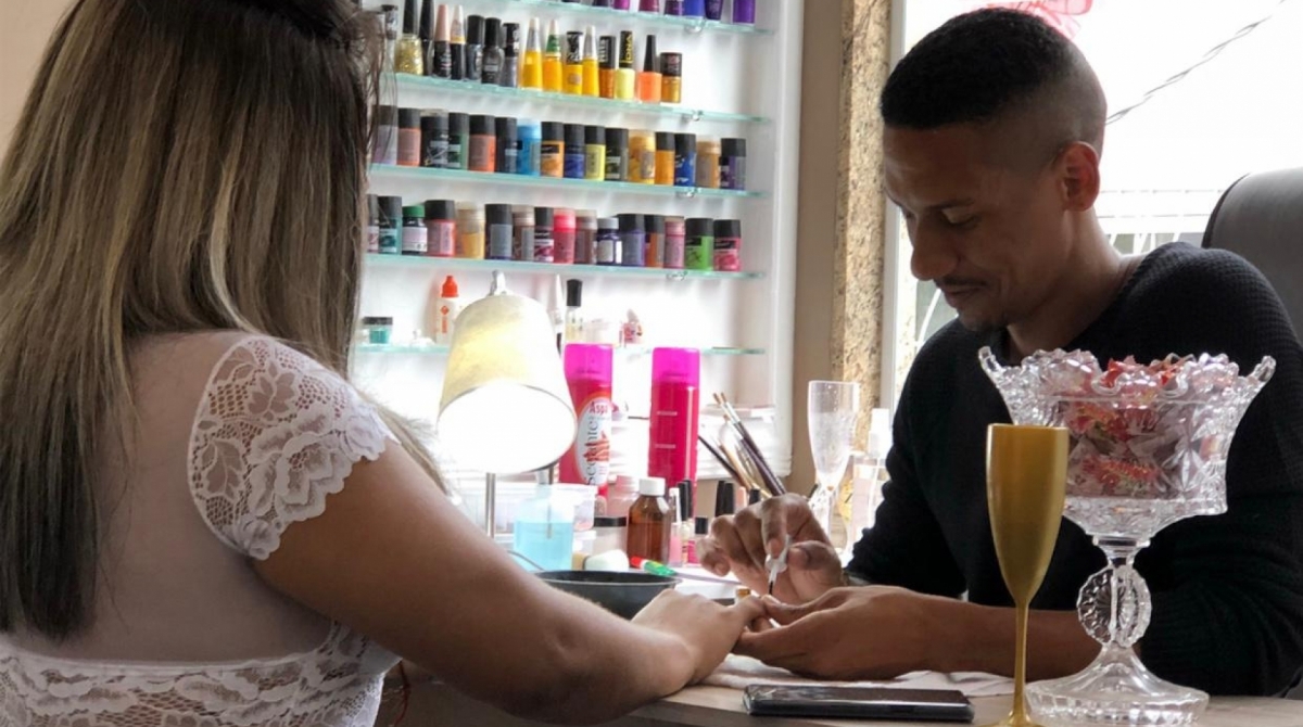 Wallace Costa virou referência em unhas na comunidade Kelson's com serviços e cursos de manicure