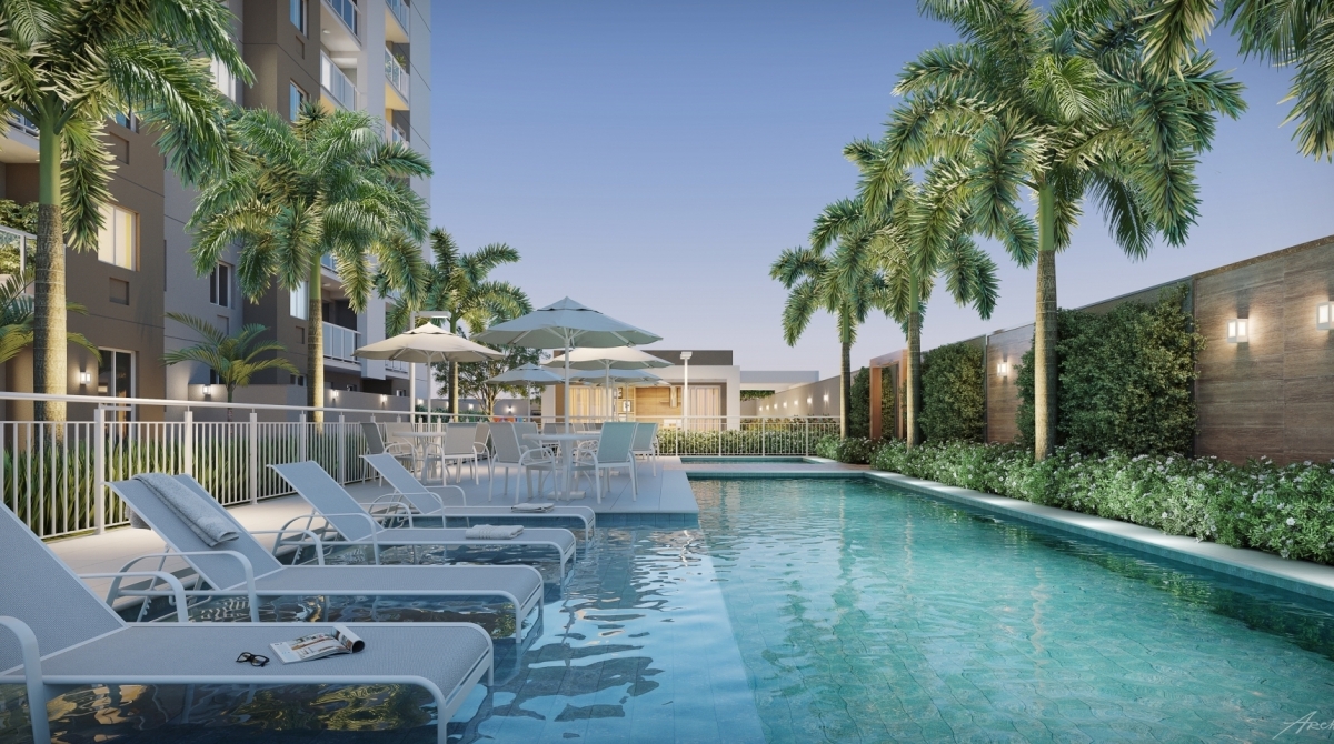 Vista noturna da piscina do Campo dos Afonsos Residencial Club, com dois blocos e 198 apartamentos