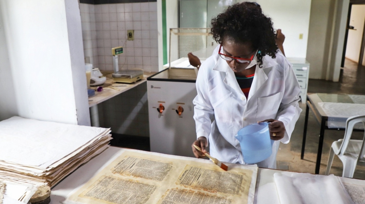 Técnica do Arquivo Público de Campos restaura as primeiras edições do jornal Monitor Campista, o terceiro mais antigo do país