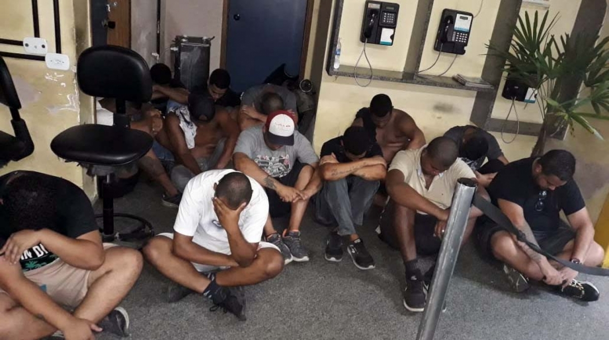 Torcedores levados para a delegacia