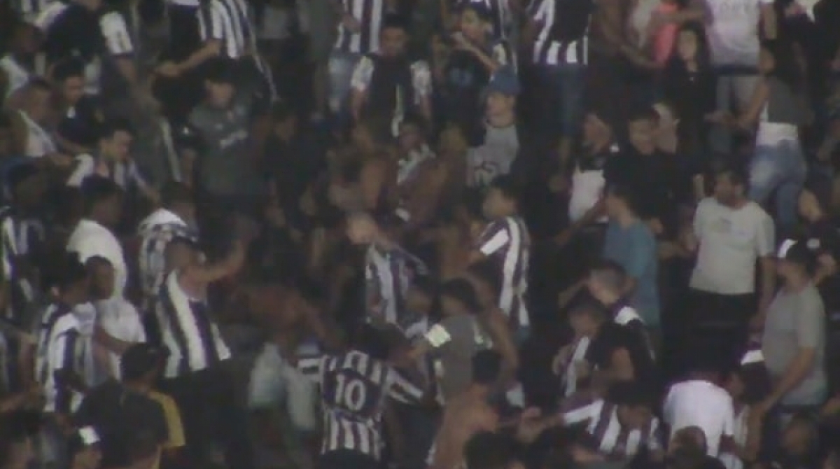 Confusão na torcida do Botafogo durante o clássico contra o Flamengo - Reprodução