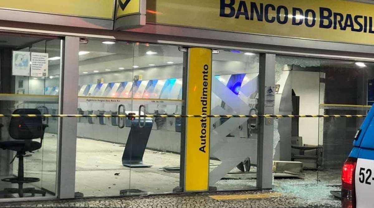 Bandidos explodiram caixas eletrônicos e trocaram tiros com PMs - WhatsApp O DIA