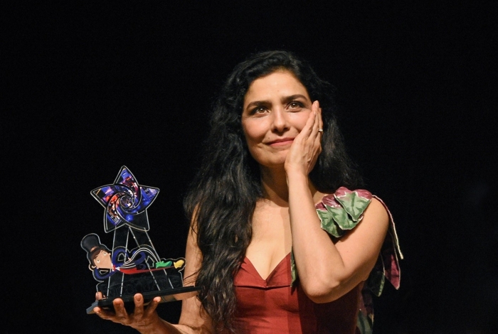 Letícia Sabatella ficou emocionada ao receber o troféu EncontrArte - Danilo Sérgio /Divulgação EncontrArte