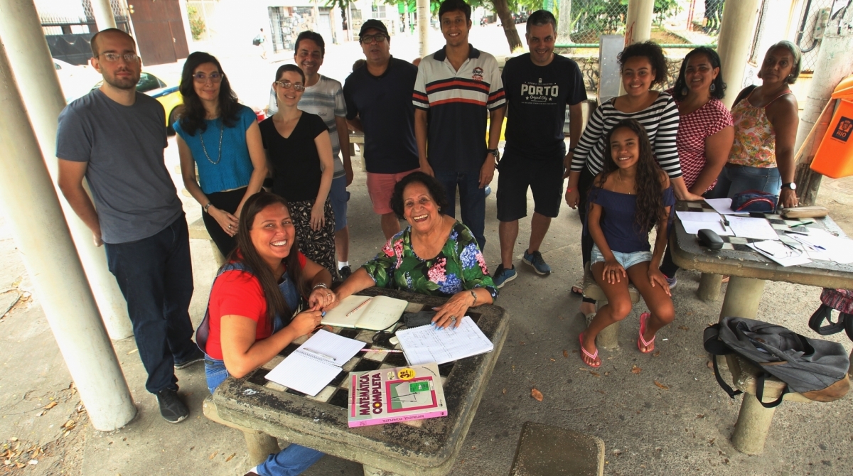 Professores que ensinam em praças. que com outros professores dá aulas na Praça Tobias Barreto, em Vila Isabel. Na foto,Professores e alunos e em primeiro plano,, a Professora,Cássia Novelli (esq). e a Senhora,Delza Carvalho.