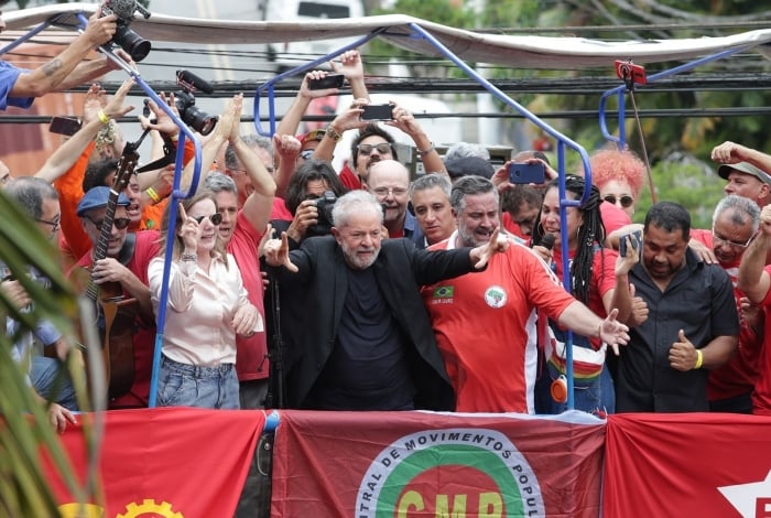 Lula com aliados em palanque