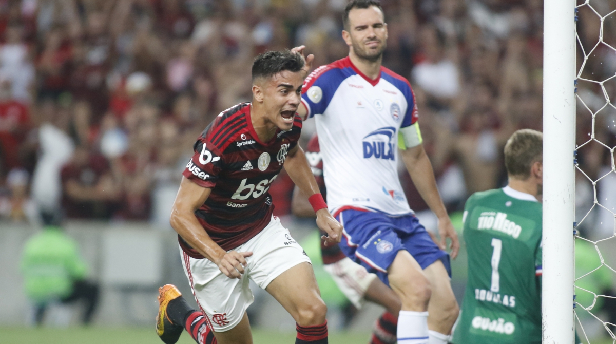 Reinier, de cabe&ccedil;a, marcou o primeiro gol do Flamengo sobre o Bahia - Reginaldo Pimenta / Agencia O Dia
