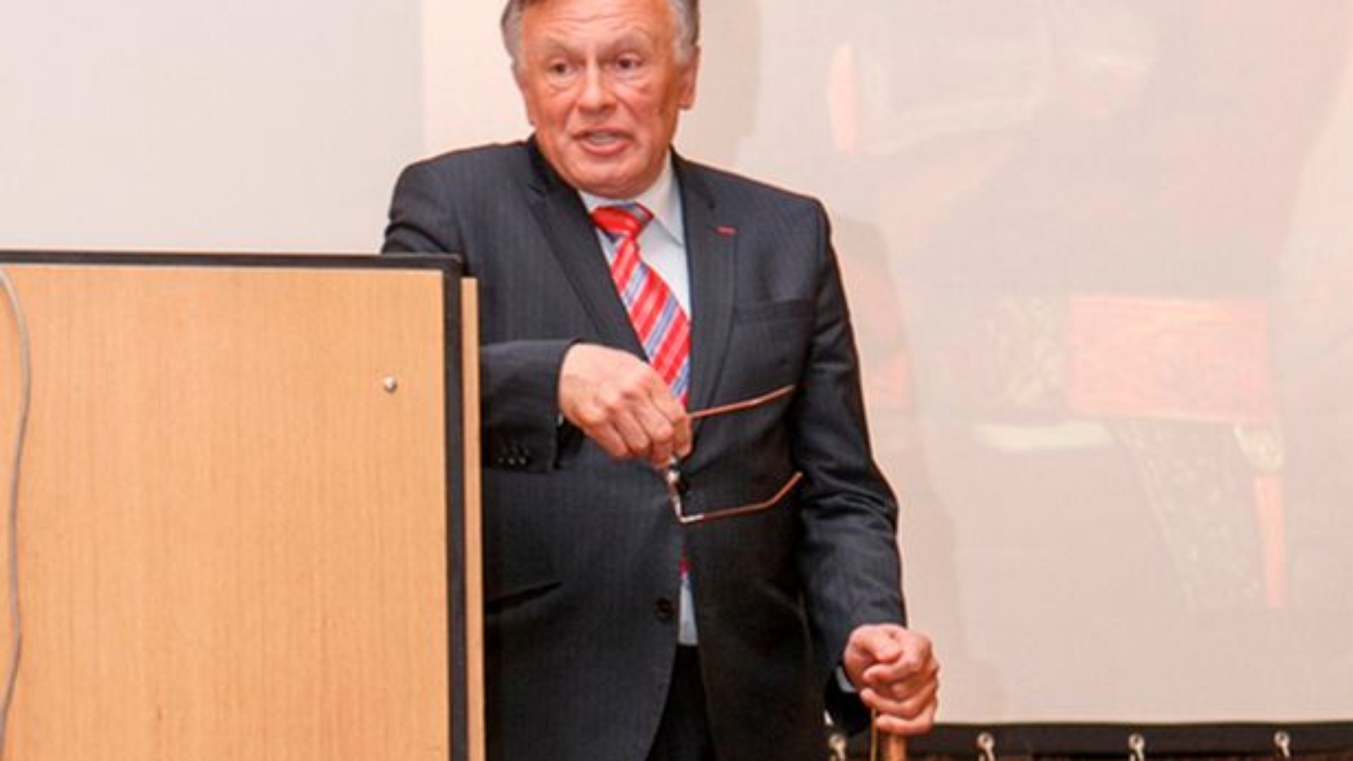 Professor é preso após braços de aluna serem achados na mochila dele