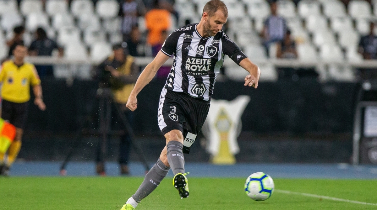 Joel Carli &eacute; o capit&atilde;o do Botafogo - Marcelo Gon&ccedil;alves/Parceiro/Ag&ecirc;ncia O Dia