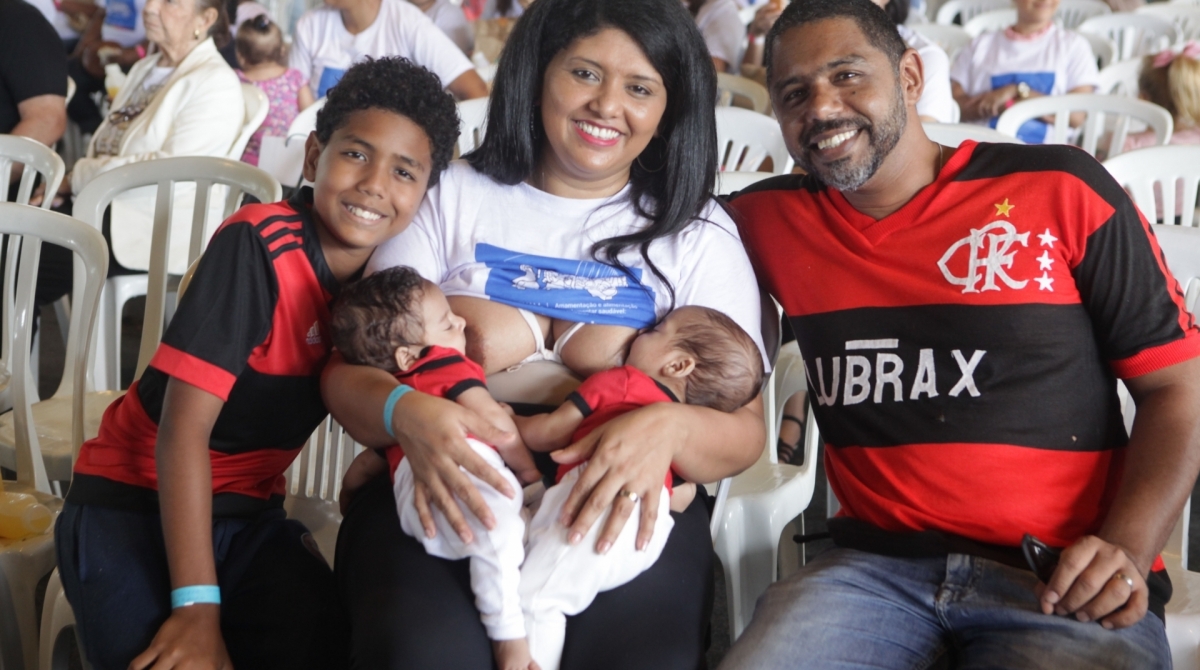 Ingridi, os gêmeos, o marido Alessandro e o filho mais velho, Gabriel - Ricardo Cassiano