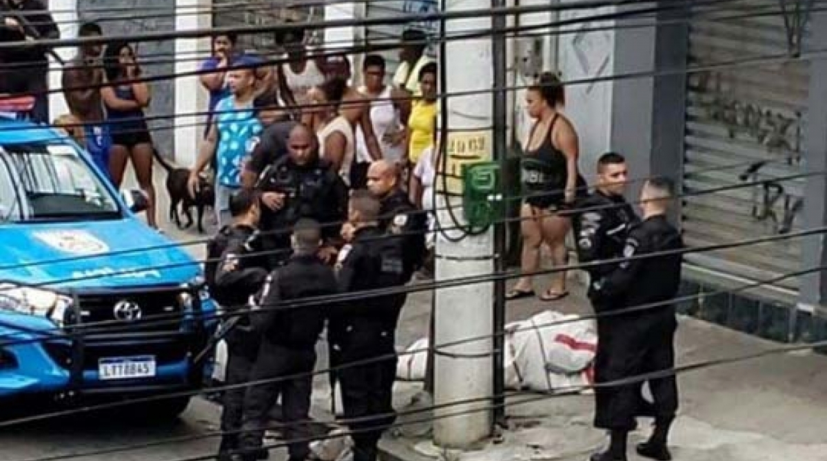 O corpo de Glicia foi levado até um dos acesso da comunidade