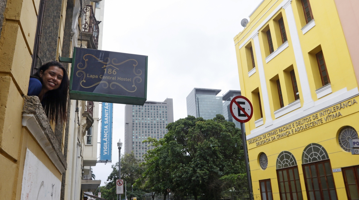 Rio de Janeiro - RJ  - 12/11/2019 - Geral - Restaurante encontra forma criativa para entregar refei&ccedil;ao em delegacia, na Rua do Lavradio, na Lapa, centro do Rio, apos alagamento da viaa devido a forte chuva que caiu na cidade -  na foto, Tamires Maia, funcionaria do restaurante  - Foto Reginaldo Pimenta / Agencia O Dia