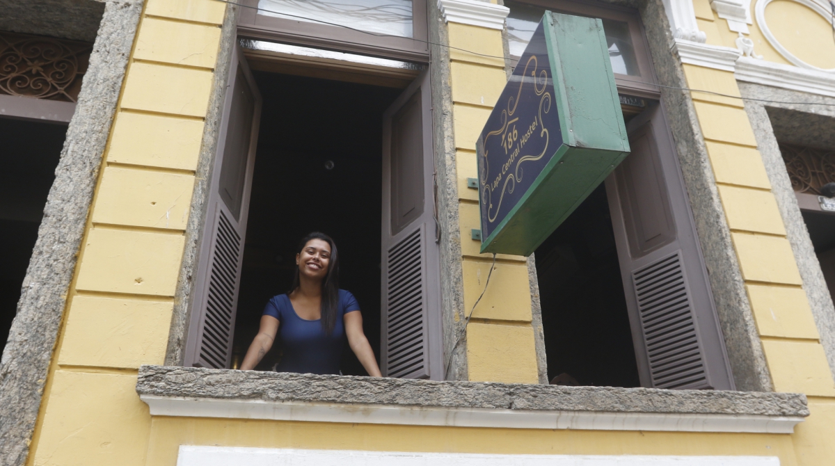 Rio de Janeiro - RJ  - 12/11/2019 - Geral - Restaurante encontra forma criativa para entregar refei&ccedil;ao em delegacia, na Rua do Lavradio, na Lapa, centro do Rio, apos alagamento da viaa devido a forte chuva que caiu na cidade -  na foto, Tamires Maia, funcionaria do restaurante  - Foto Reginaldo Pimenta / Agencia O Dia