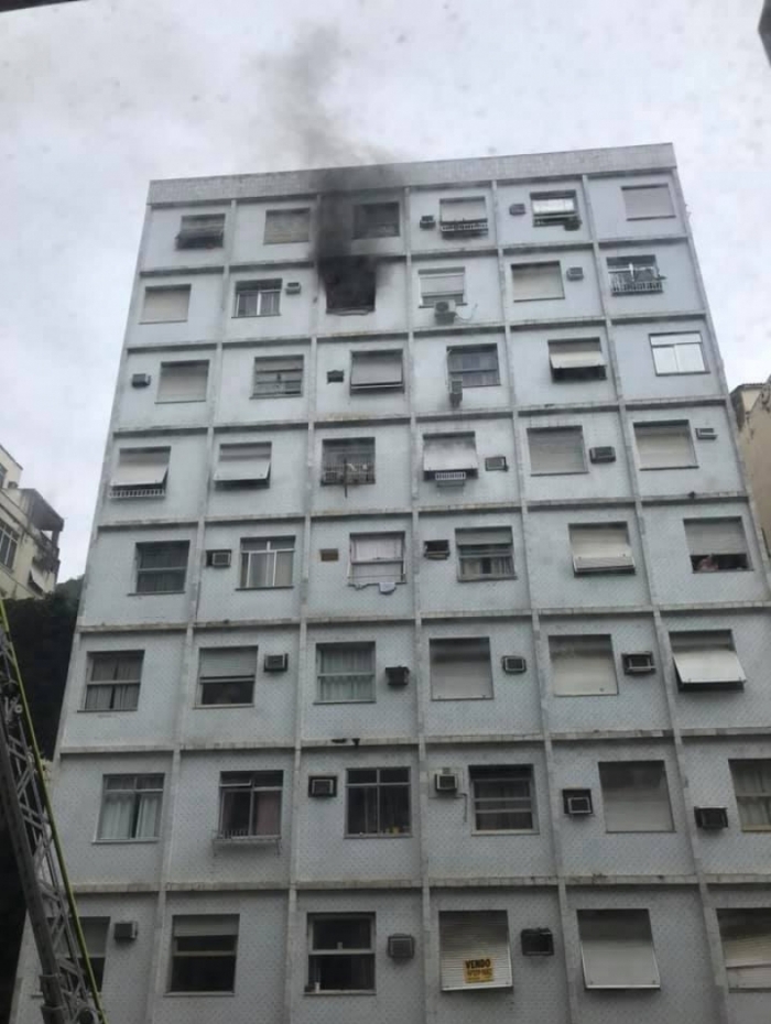 Incêndio atingiu apartamento em prédio em Copacabana e uma pessoa morreu