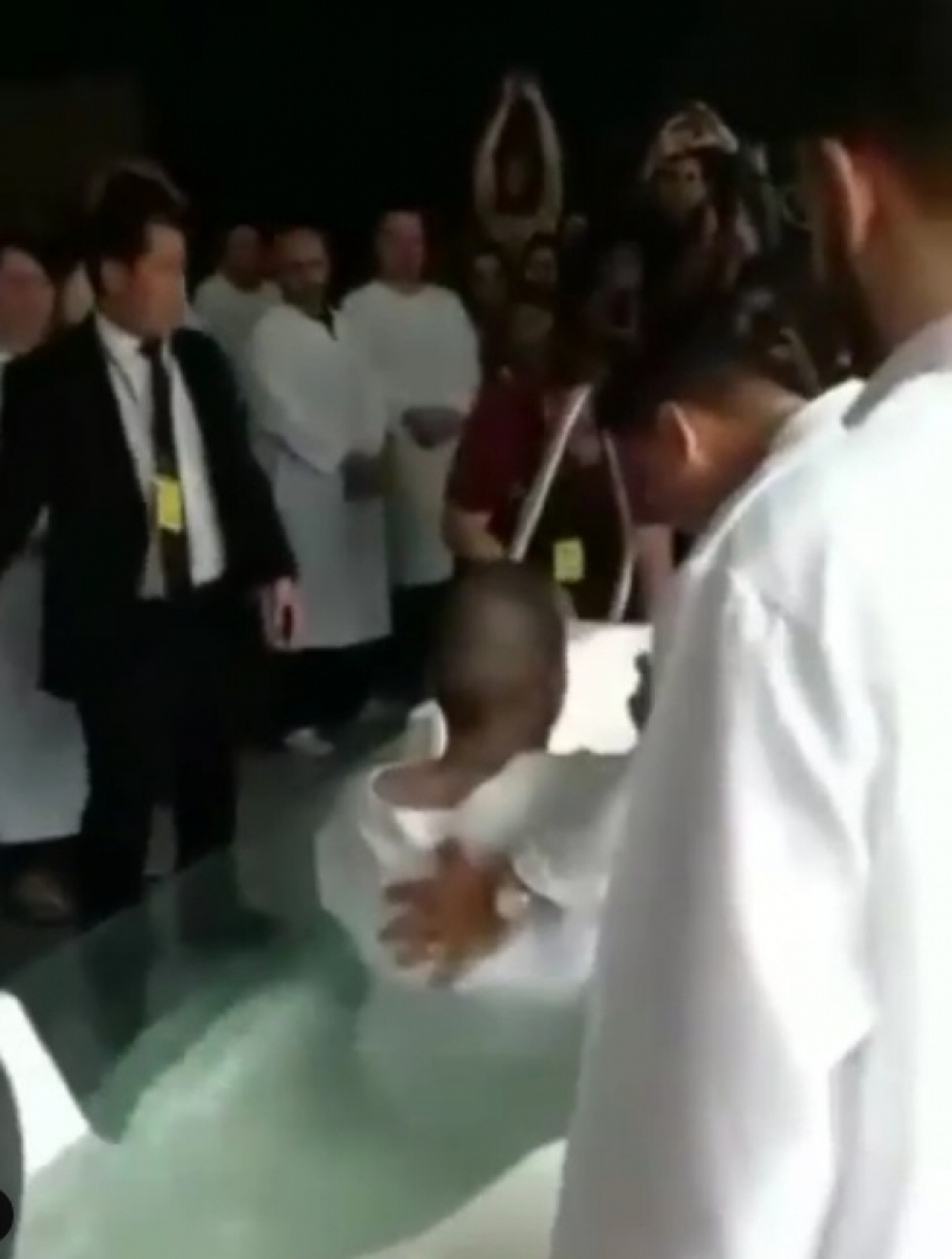 Guimê é batizado pelo pastor Jairo