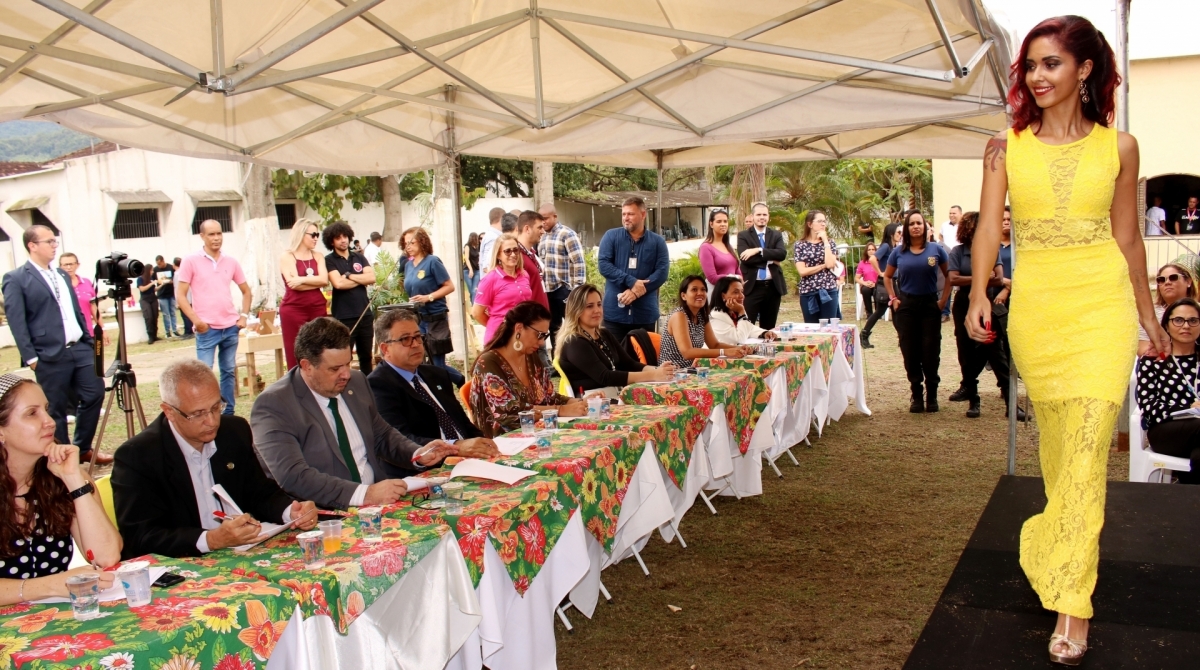 Desfile do concurso Garota Talavera Bruce, em Bangu