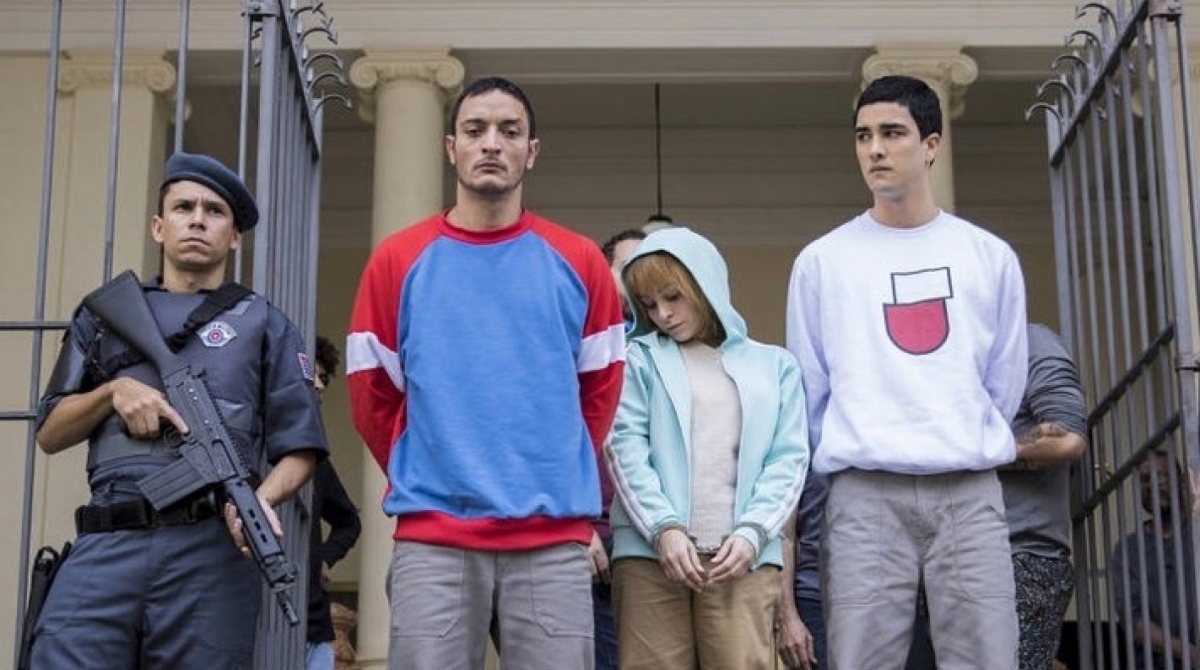 Cena do filme com Allan Souza Lima, Carla Diaz e Leonardo Bittencourt: prisão dos irmãos Cravinhos e Suzane  - Stella Carvalho/Reprodução