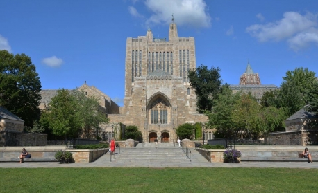 Governo dos EUA acusa universidade Yale de discriminar estudantes brancos e asiáticos