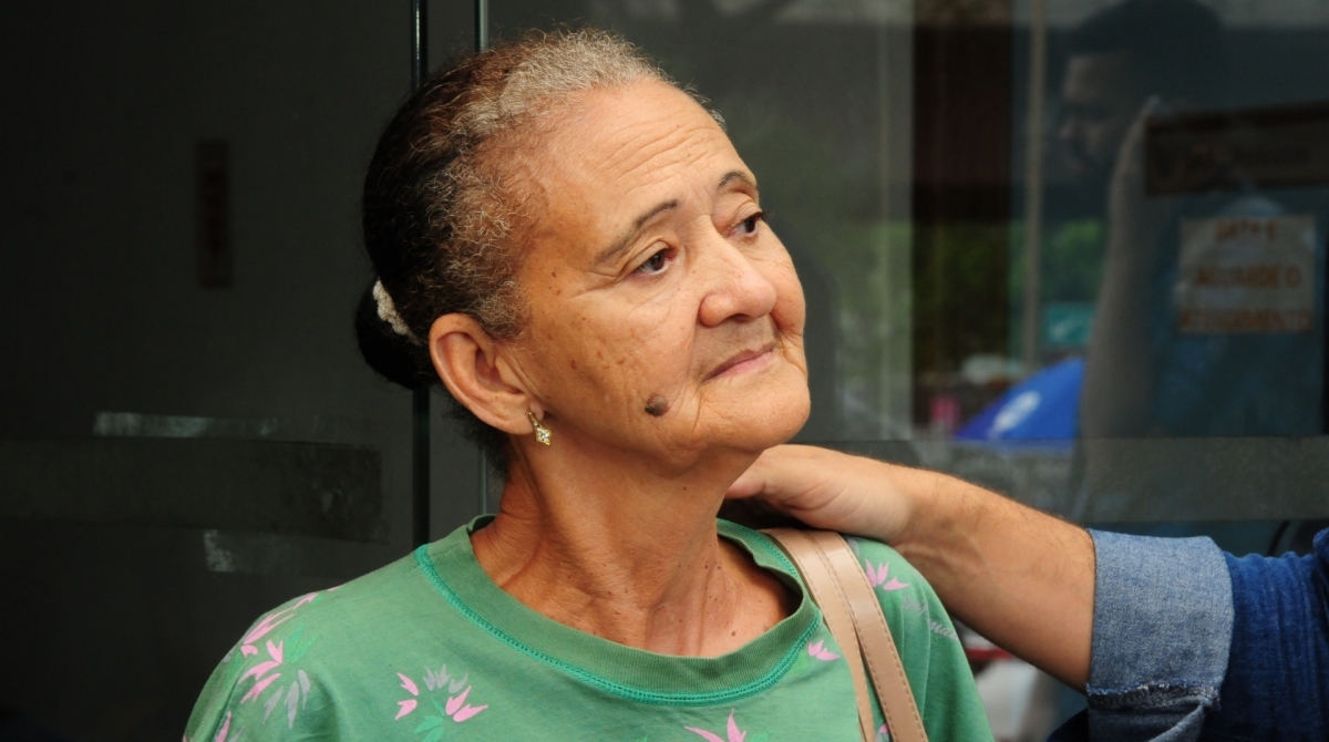 Família vai ao IML, para liberar o corpo do garii morto ao ser vítima de bala perdida quando fazia serviço de capina em um dos acessos ao Morro do Juramento, em Vicente de Carvalho, Zona Norte do Rio.Na foto,a esposa Valdeia Silva. 
