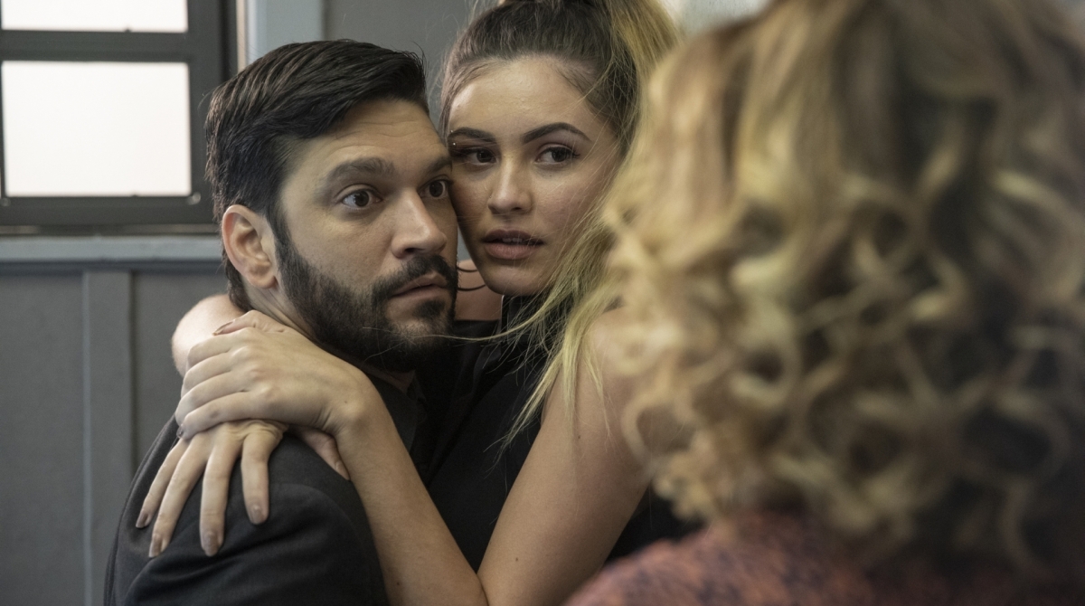 Eugênia ( Helena Fernandes ) flagra Diogo ( Armando Babaioff ) com Jeniffer ( Nathalia Altenbernd ) - Eugênia ( Helena Fernandes ) flagra Diogo ( Armando Babaioff ) com Jeniffer ( Nathalia Altenbernd ). *** Local Caption *** Capítulo 88 – Cena 28 A –
Caption