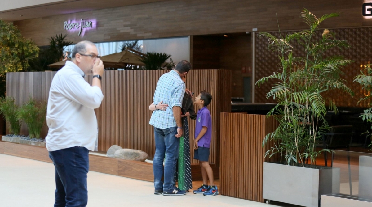 Ana Maria Braga passeia em shopping agarradinha com novo affair