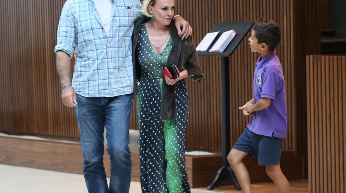 Ana Maria Braga passeia em shopping agarradinha com novo affair