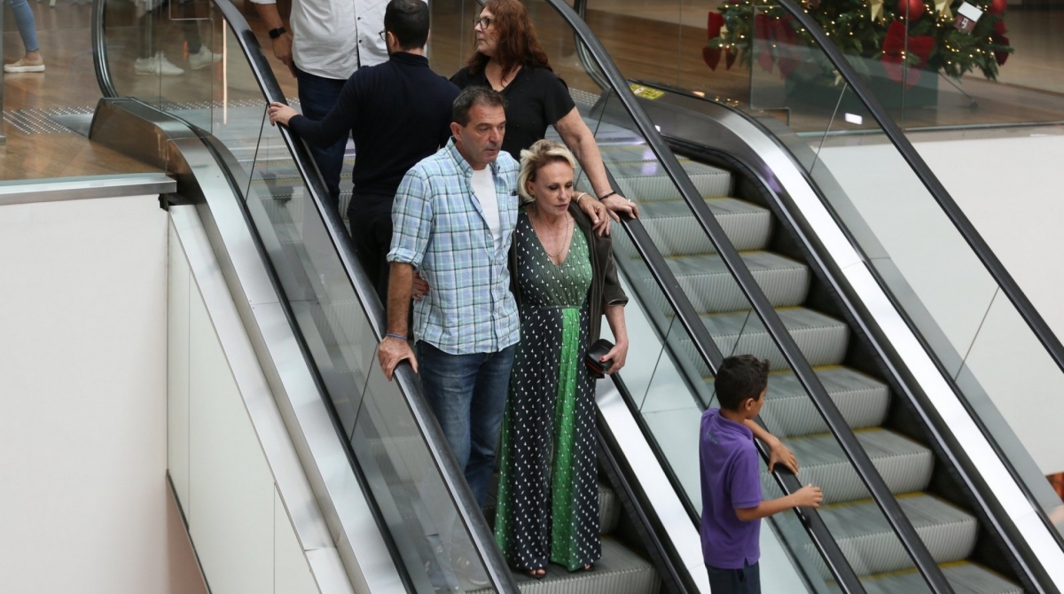 Ana Maria Braga passeia em shopping agarradinha com novo affair