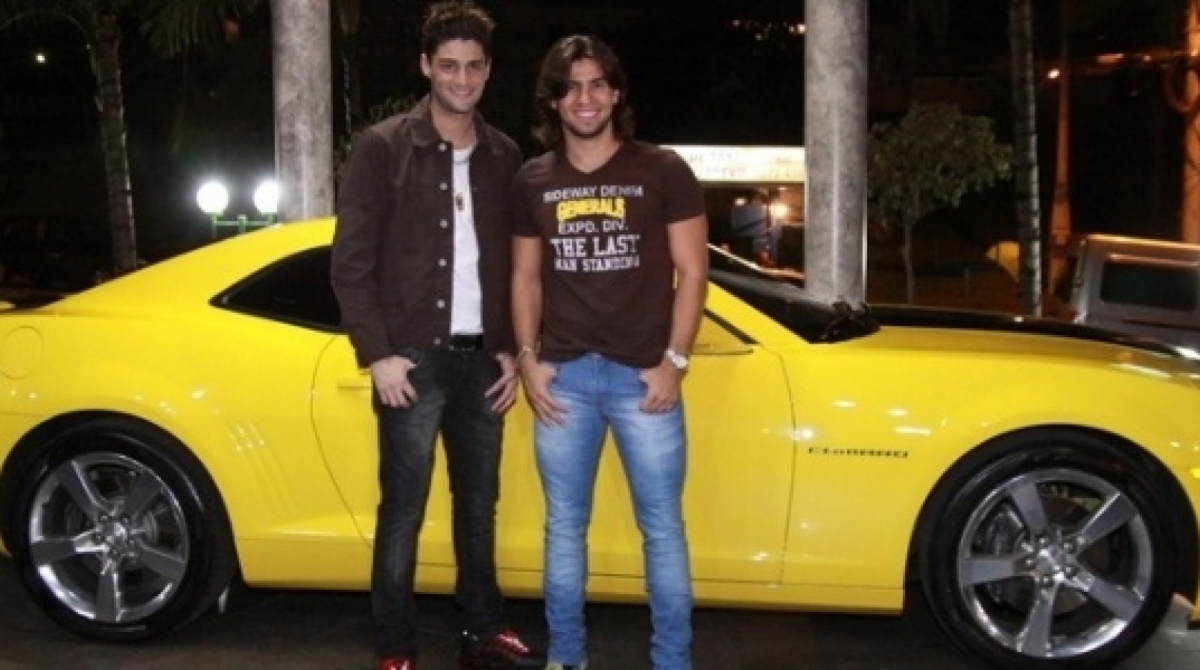Munhoz e Mariano com o famoso Camaro amarelo - reprodução internet 