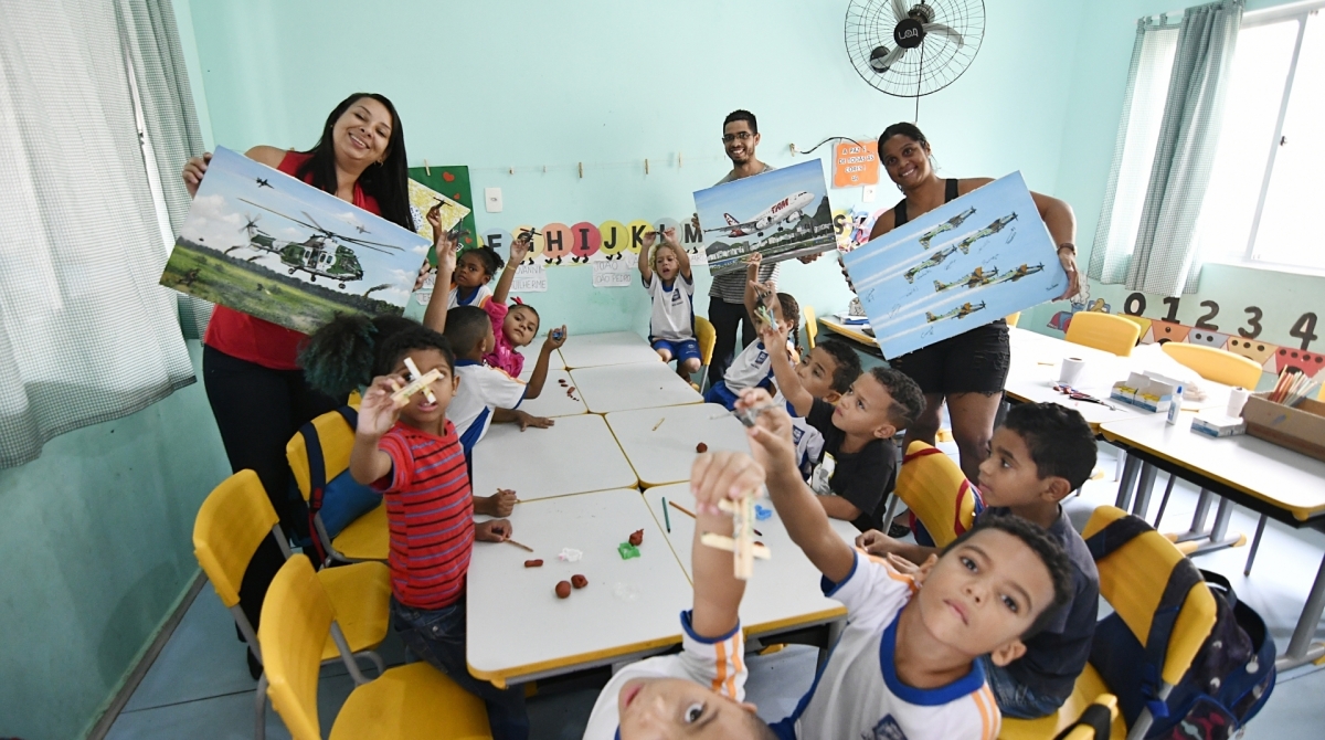 O eletricista Mário Lucas Preato é pai do aluno Lucas e promoveu uma oficina de artes - Alziro Xavier / Divulgação PMNI