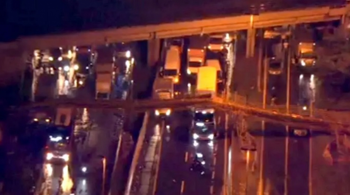 Estrutura metálica, provisória, faz parte de uma obra para a construção do viaduto, perto do Tietê Plaza Shopping - Reprodução/TV Globo