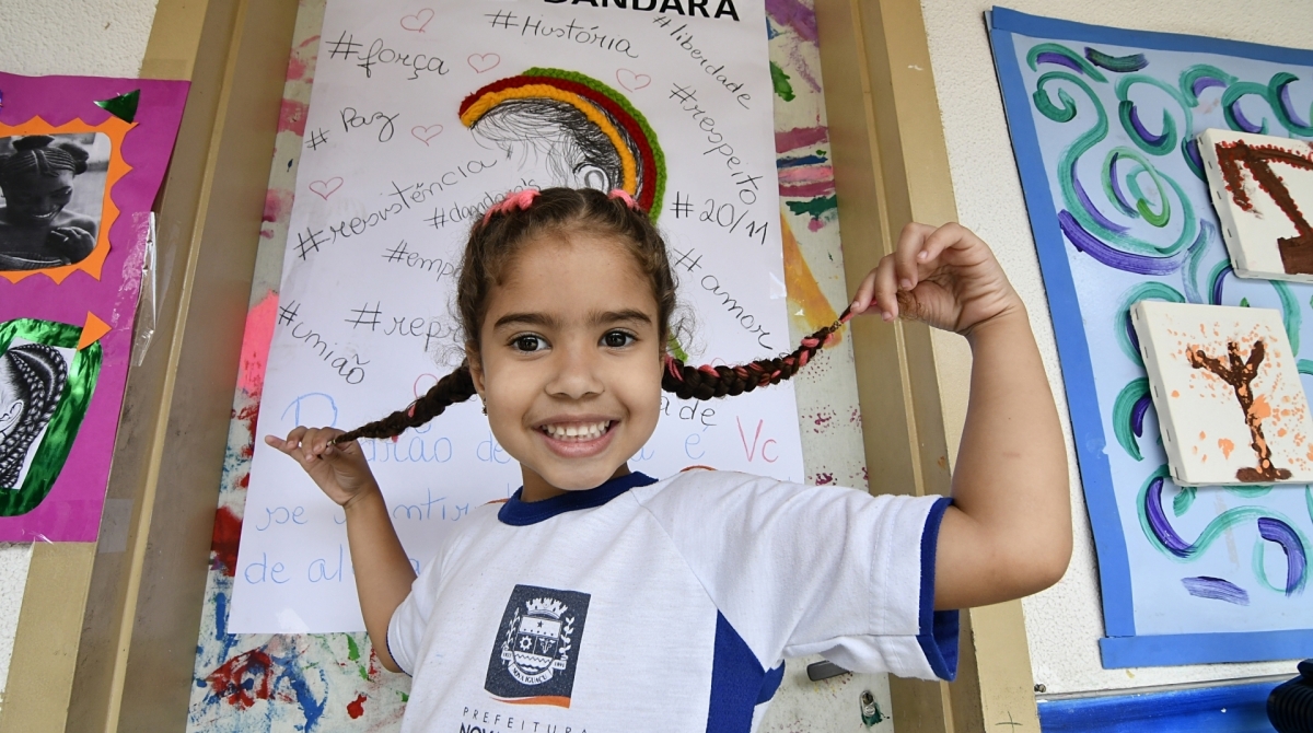 A mãe de Maria Luísa, a trancista Dandara Neves, contribuiu com seu trabalho como trancista