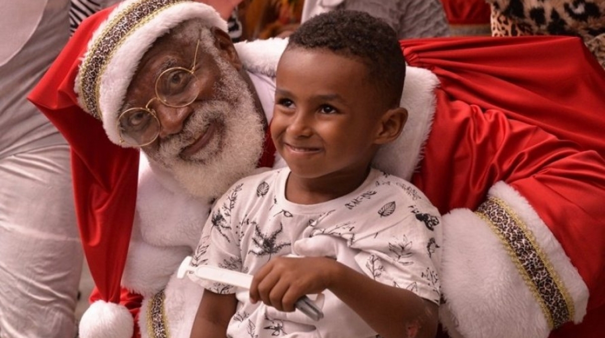 Ubirajara Pereira, pai do ator Fabrício Boliveira, trabalha como Papai Noel em shopping da Bahia - Divulgação 