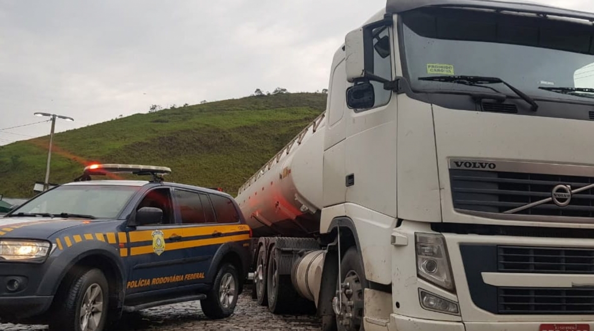 PRF apreende 35 mil litros de etanol com nota fiscal adulterada na Dutra - Divulgação 