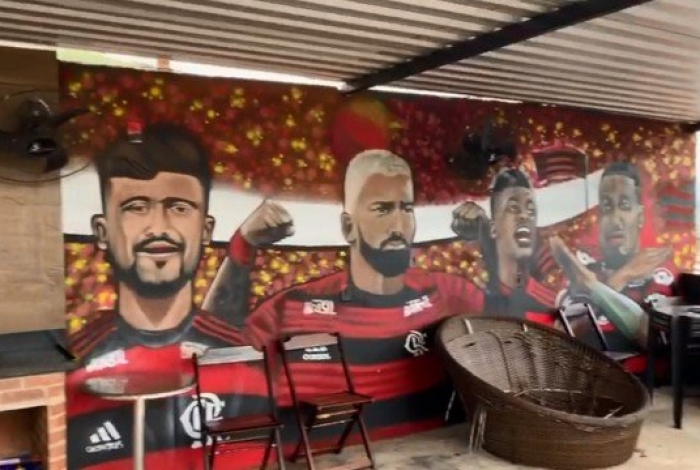V&iacute;deo: suposta casa de traficante na Serrinha tem piscina, mural do Flamengo e vista panor&acirc;mica