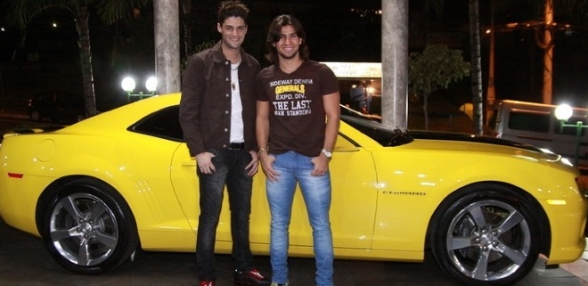 Munhoz e Mariano com o famoso Camaro amarelo