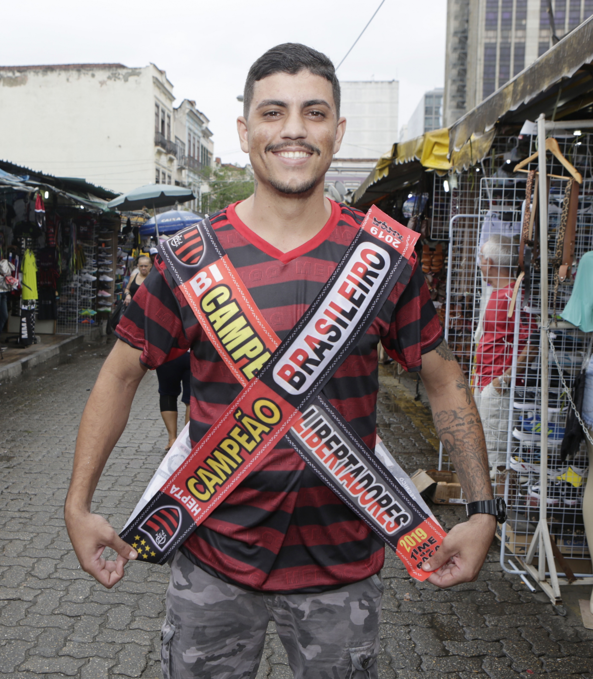 Lucas Bonatti já veste as faixas de campeão. O torcedor acredita que o Brasileirão está garantido - Cléber Mendes