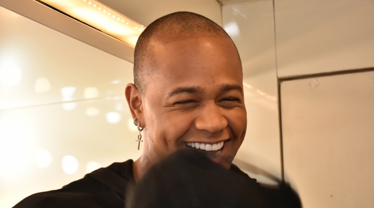 Léo Santana após implante capilar