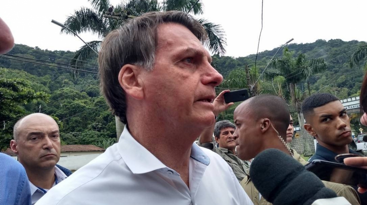 O presidente Jair Bolsonaro conversa com jornalistas em Guarujá 