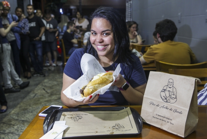 Suellen Barros soube da novidade pela internet e diz ter se surpreendido com o sanduíche