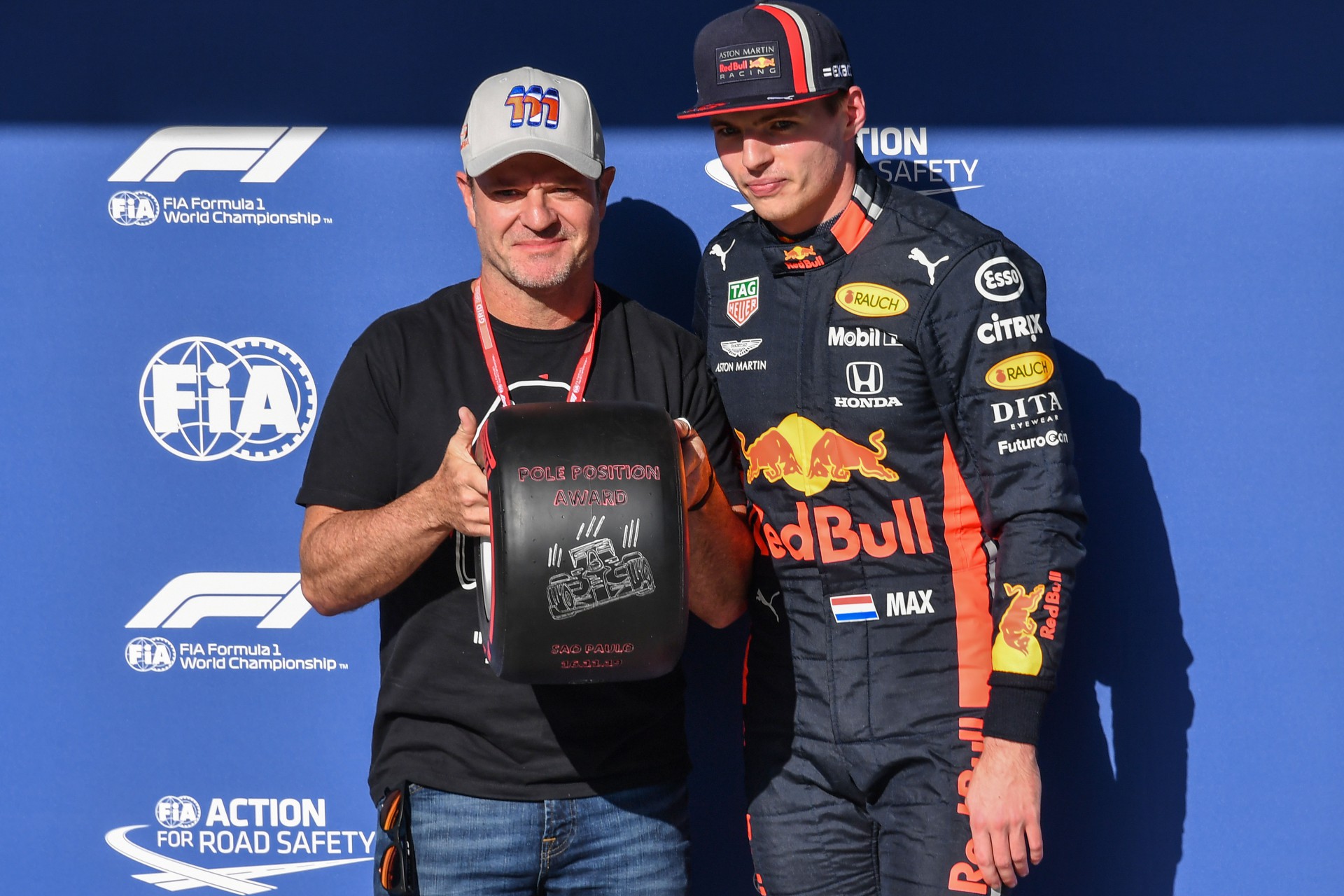 Verstappen recebeu de Rubens Barrichello troféu pela pole - AFP