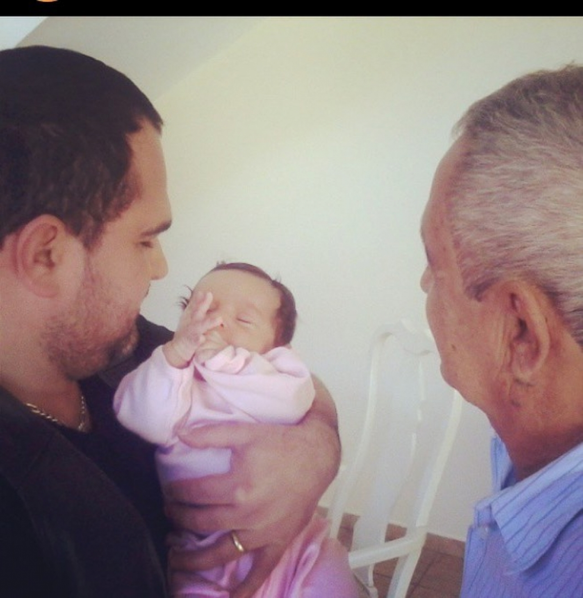 Wesley Camargo publica foto do pai, Luciano Camargo, com a neta Maria e Seu Francisco