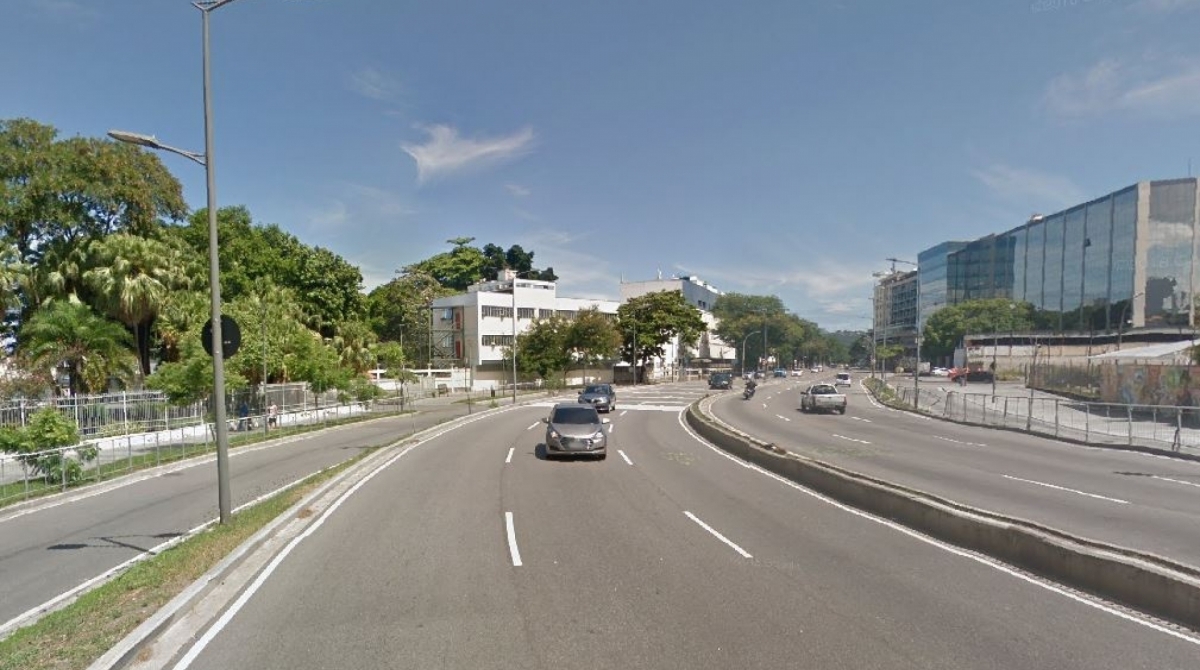 Dupla caiu da moto e bateu contra o relógio no local - Reprodução/Google Street View