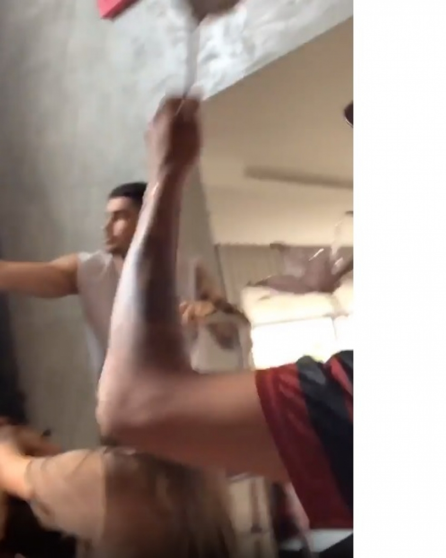 Anitta reúne a família em dia de folga