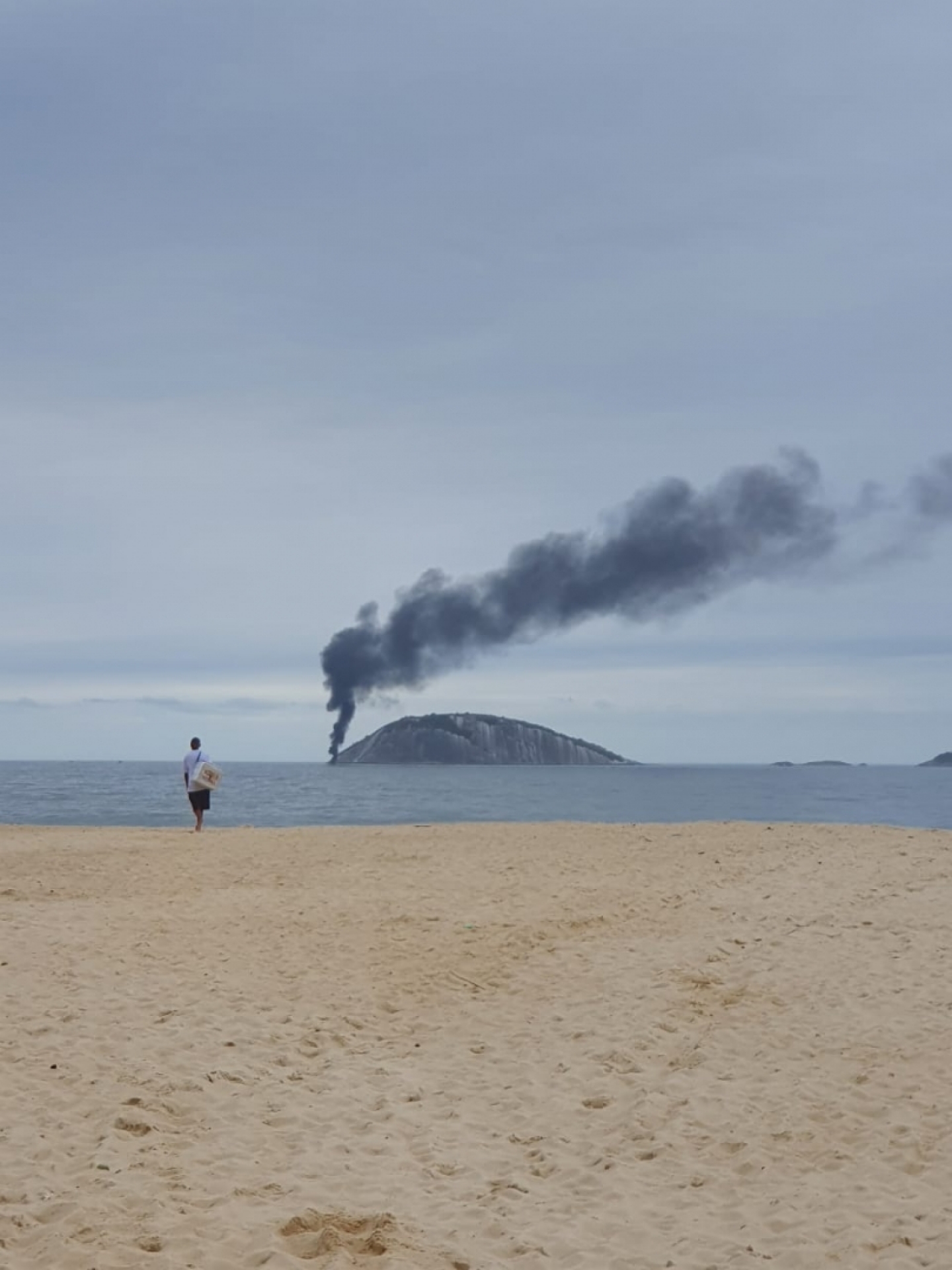 Barco pegou fogo na tarde deste domingo nas Ilhas Cagarras  - Tv Globo / Reprodução