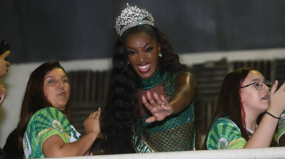 Iza é coroada rainha de bateria da Imperatriz Leopoldinense