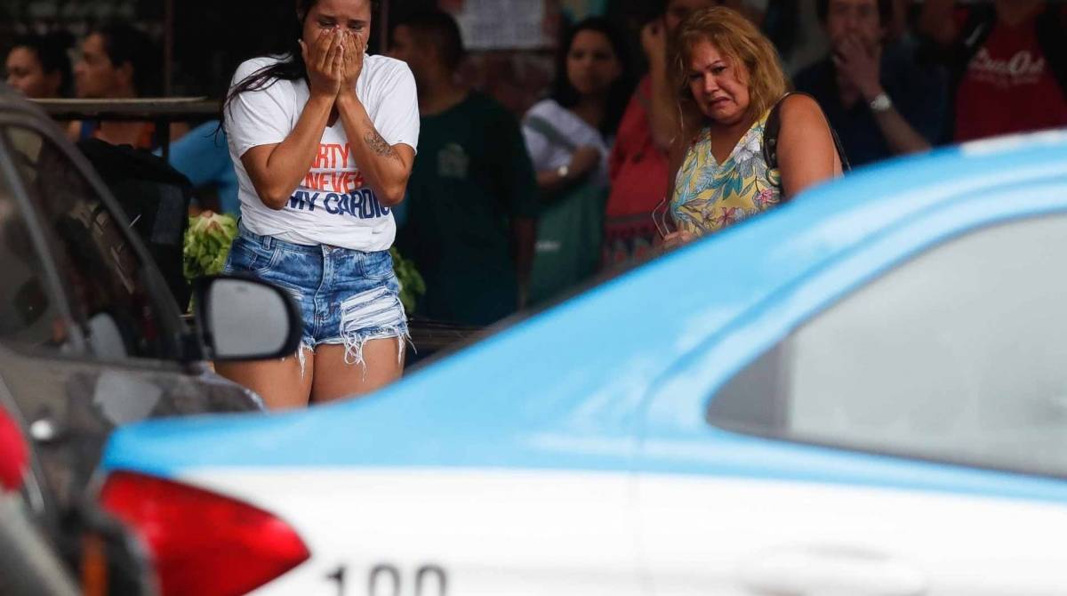 Rio, 18/11/2019, Barraqueiro de verduras mata homem na Rua do Catete, na foto parentes chora perto do corpo do homem morto, Foto de Gilvan de Souza / Agencia O Dia