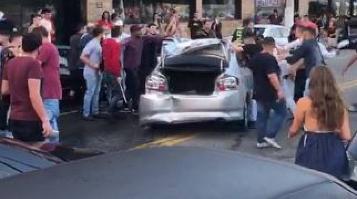 Jovem foi agredido e teve o carro depredado na saída de uma festa, em Volta Redonda