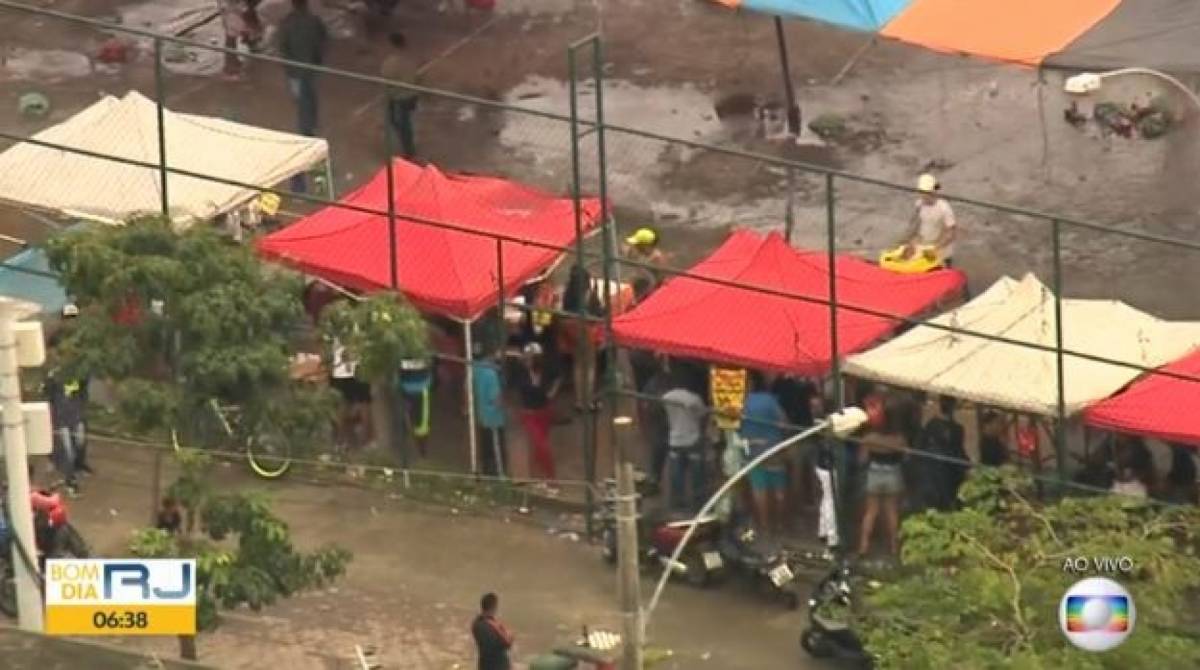Polícia Militar fez operação para coibir um baile funk irregular na Cidade de Deus, neste domingo - Reprodução/TV Globo